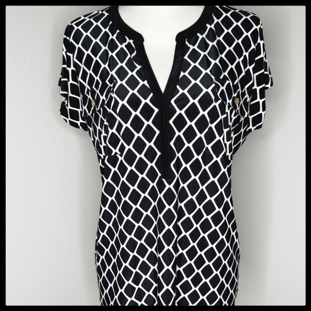 INC International Concepts Women’s Black and White Geo Pront Short Sleev…